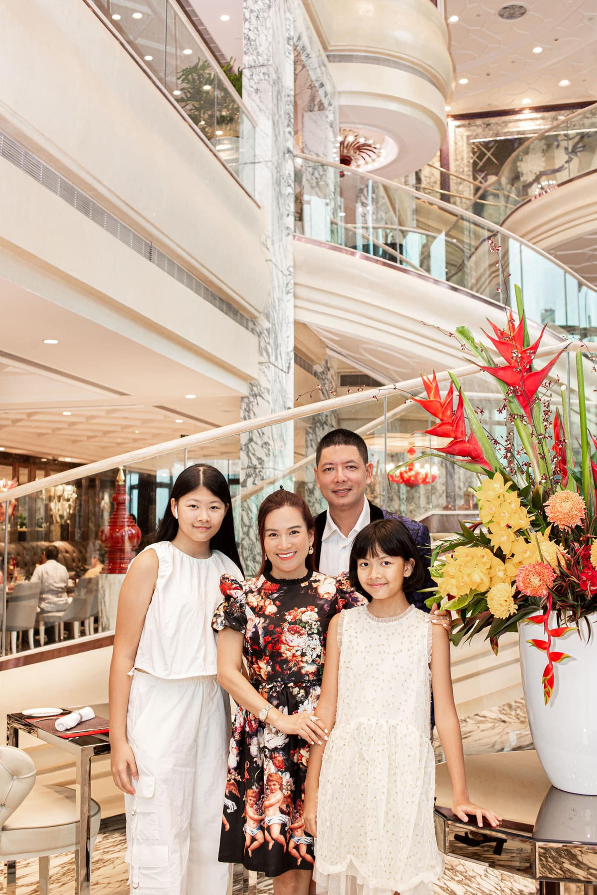 Bà xã Bình Minh cũng chia sẻ: "Thời này muốn con cao lớn, khoẻ mạnh vượt trội không còn khó nữa. Chỉ cần các bố mẹ chăm chút đầu tư thể chất, dinh dưỡng cho con thì thế hệ con cháu mình cao 1m7, 1m8 là chuyện trong tầm tay".