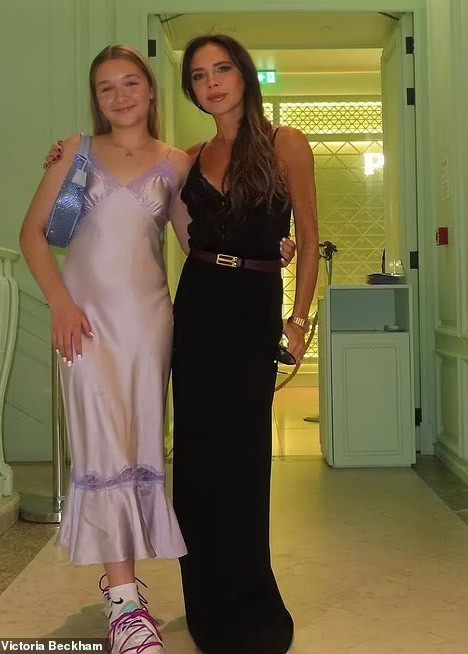 Chiếc váy tím mà Harper mặc trong buổi sinh nhật lần thứ 12 được thương hiệu thời trang VB may riêng cho Harper. Cô bé còn đeo một chiếc túi trị giá 2.100 bảng Anh (khoảng hơn 60 triệu đồng) của thương hiệu Prada. (Ảnh: Instagram)