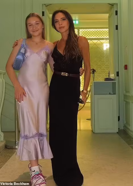 Chiếc váy tím mà Harper mặc trong buổi sinh nhật lần thứ 12 được thương hiệu thời trang VB may riêng cho Harper. Cô bé còn đeo một chiếc túi trị giá 2.100 bảng Anh (khoảng hơn 60 triệu đồng) của thương hiệu Prada. (Ảnh: Instagram)