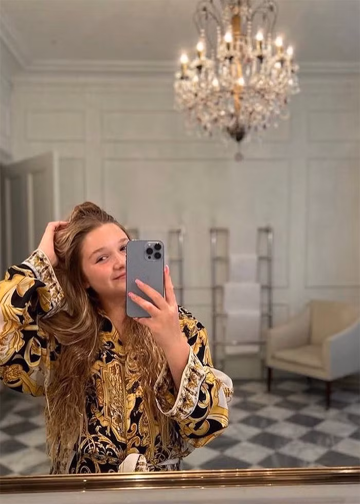 Con gái út nhà Beck-Vic đã biết làm dáng điệu đà, chứ không còn là cô bé mũm mĩm như trước nữa.