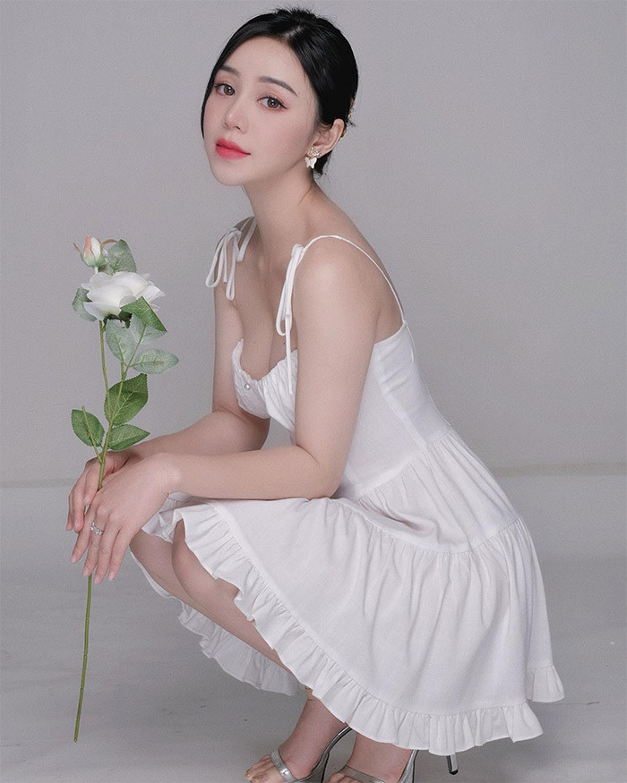 Diễn viên Quỳnh Kool cũng luôn lựa chọn váy, áo trễ nải để khoe vòng 1.