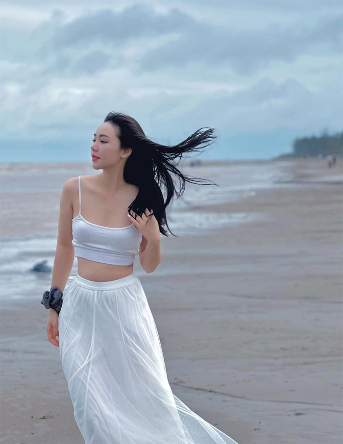 Nữ diễn viên sinh năm 1995 sở hữu vẻ ngoài ngọt ngào, xinh xắn và quyến rũ.