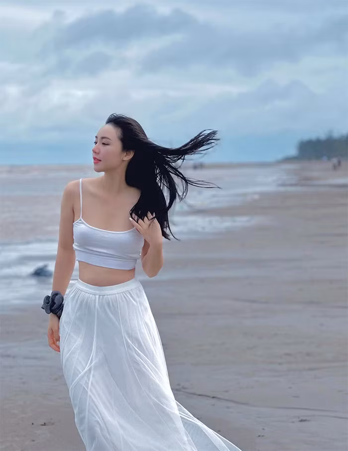 Nữ diễn viên sinh năm 1995 sở hữu vẻ ngoài ngọt ngào, xinh xắn và quyến rũ.