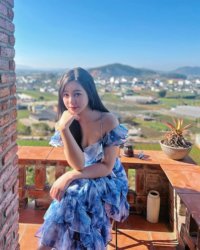 Trước khi trở thành một nữ diễn viên được nhiều người biết tới, Quỳnh Kool là hot girl và người mẫu ảnh, thành viên của nhóm hài Kem Xôi TV.