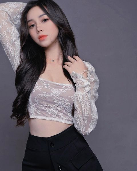 Vòng eo thon cũng được nữ diễn viên 28 tuổi khoe triệt để bằng các kiểu áo crop top.