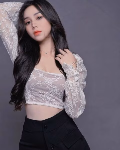 Vòng eo thon cũng được nữ diễn viên 28 tuổi khoe triệt để bằng các kiểu áo crop top.