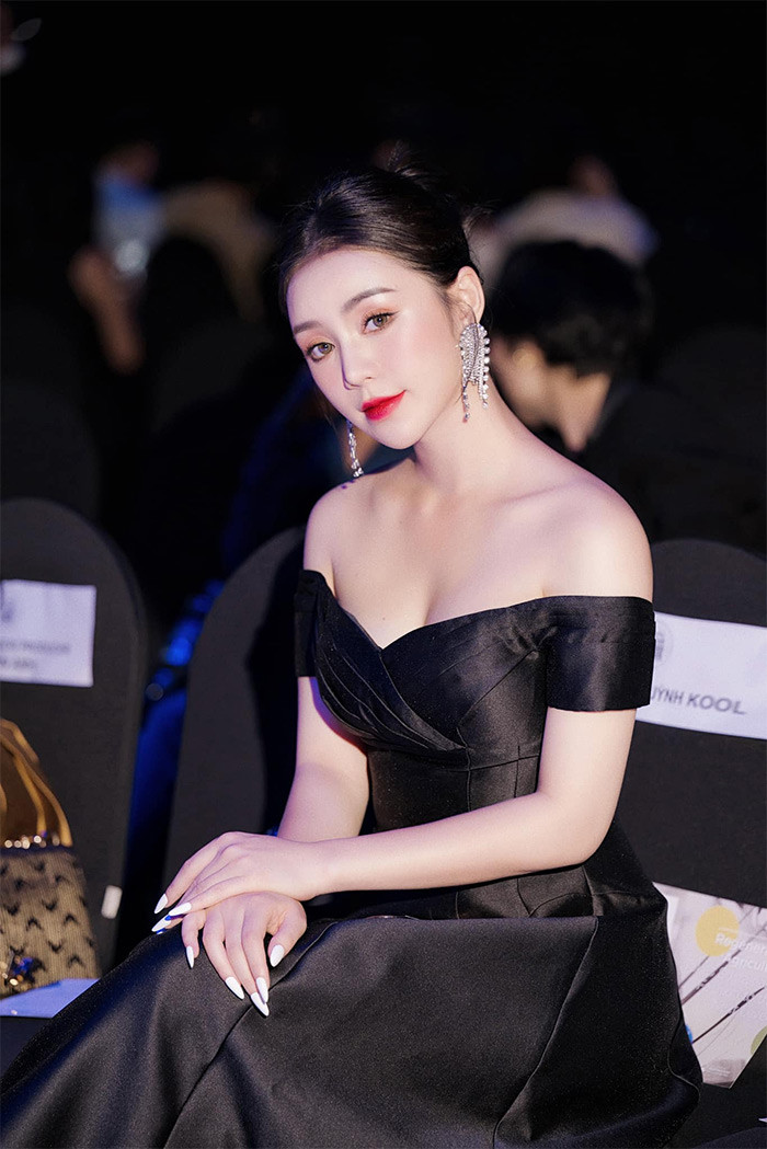 Quỳnh Kool luôn biết chọn trang phục sao cho tôn lên vẻ đẹp, điểm mạnh hình thể của mình.