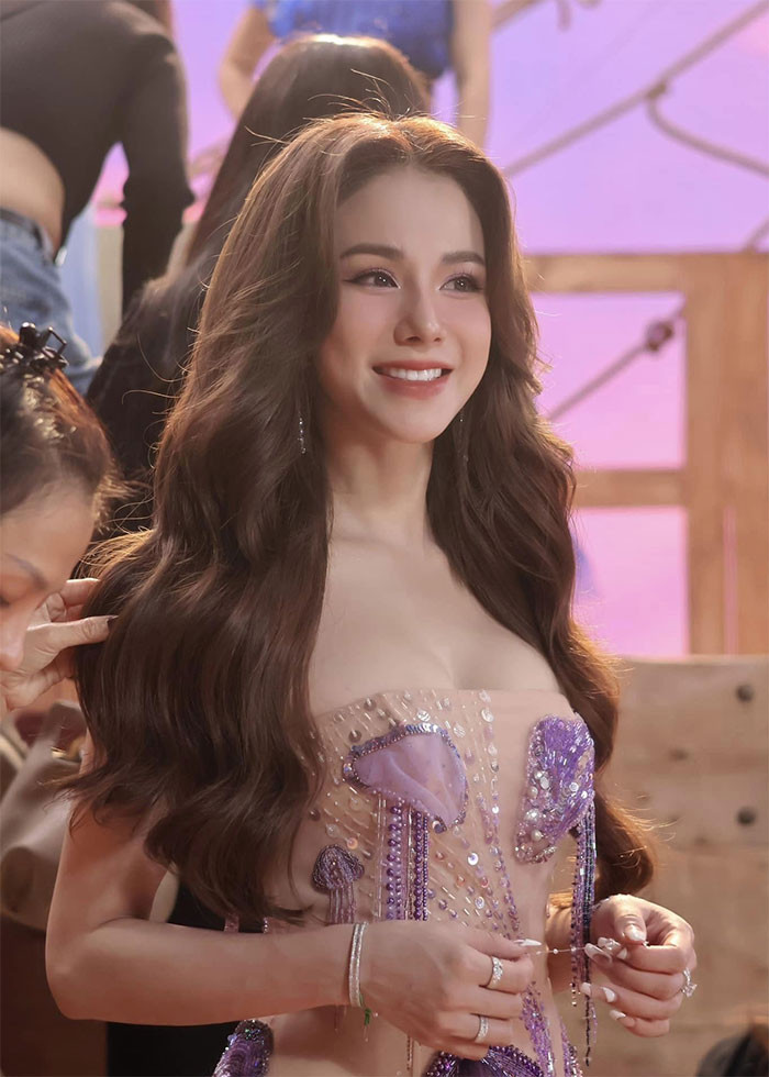 Mặc chiếc váy quây màu nude điểm xuyết những họa tiết màu tím, mái tóc xoăn nhẹ, buông lơi, diện mạo của Diệp Lâm Anh vô cùng quyến rũ.