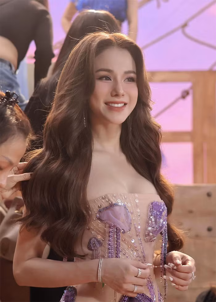 Mặc chiếc váy quây màu nude điểm xuyết những họa tiết màu tím, mái tóc xoăn nhẹ, buông lơi, diện mạo của Diệp Lâm Anh vô cùng quyến rũ.