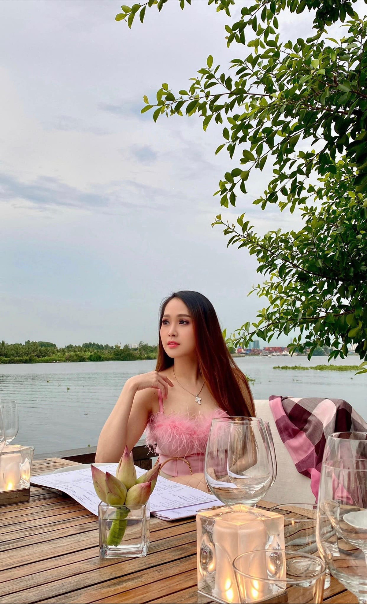 Người đẹp 7X thường xuyên chia sẻ hình ảnh cuộc sống đời thường và nhận được nhiều sự quan tâm của khán giả.