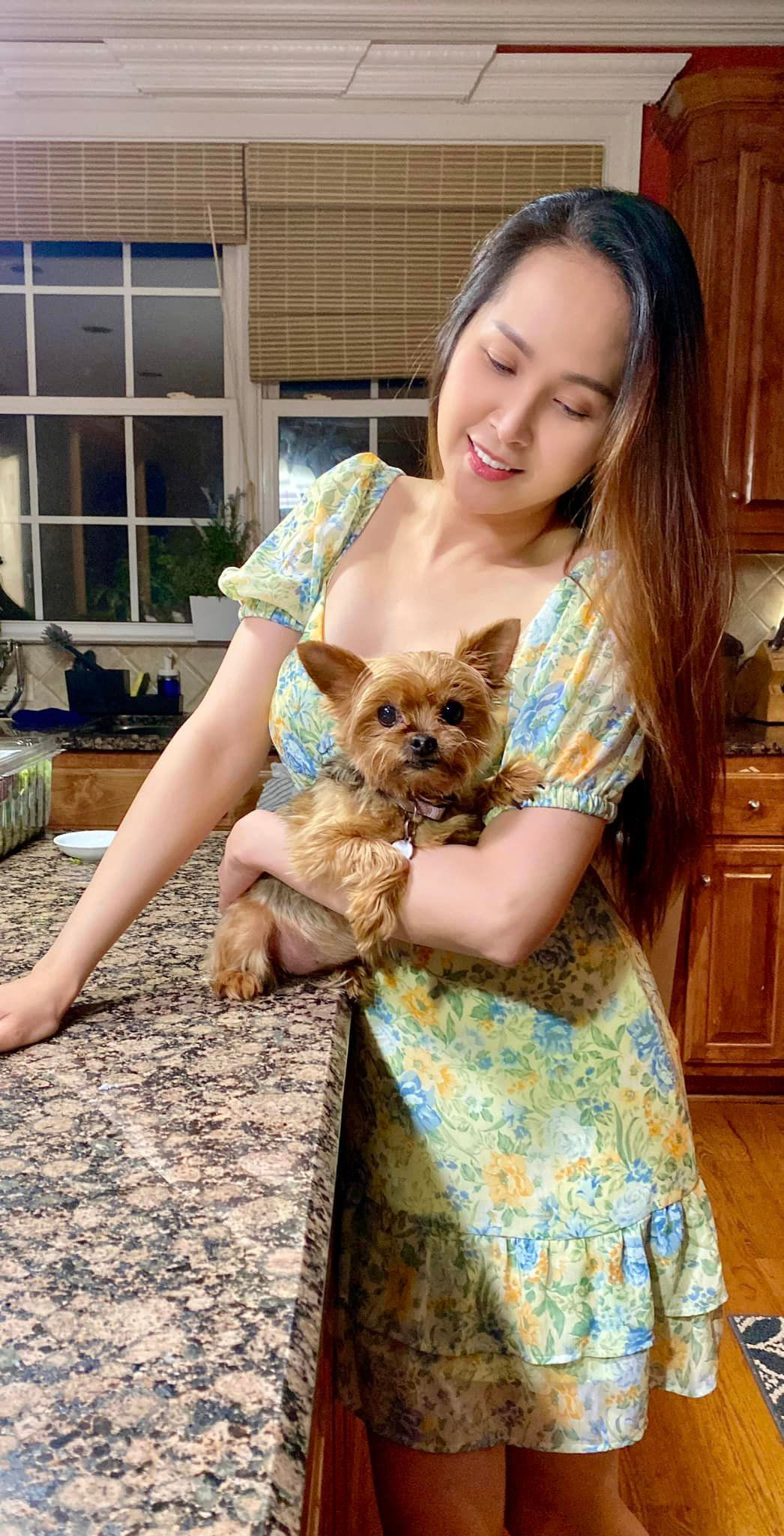 Mẹ ngày càng trẻ trung trong khi con gái càng lớn càng xinh khiến Minh Thư và ái nữ được ví như hai "chị em".