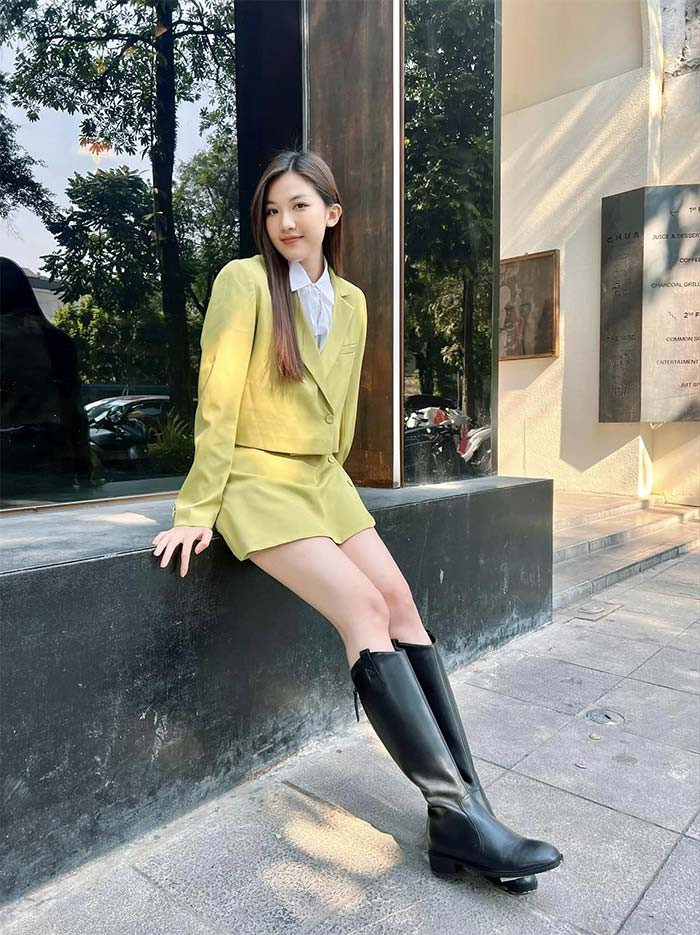 Cô từng tham gia một số bộ phim như: "Ghét thì yêu thôi", "Cả một đời ân oán", "Hoa hồng trên ngực trái", "11 tháng 5 ngày"... và mới đây nhất là "Biệt dược đen".