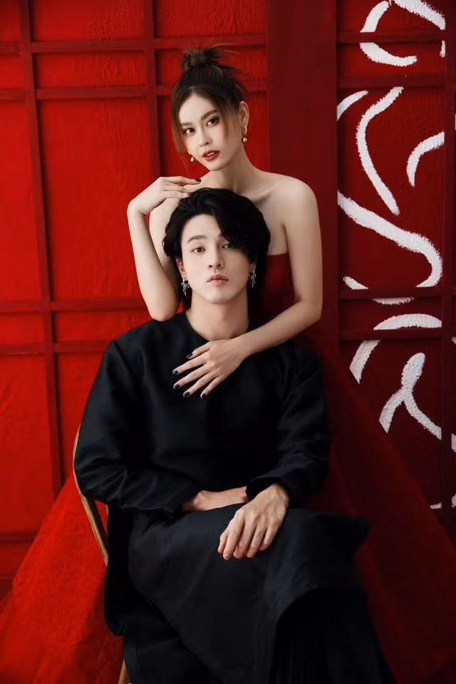 Thời điểm đầu năm 2023, Trương Quỳnh Anh bị vướng tin đồn phim giả tình thật với bạn diễn Khương Lê kém cô 9 tuổi khi đóng chung web-drama "Siêu trợ lý".