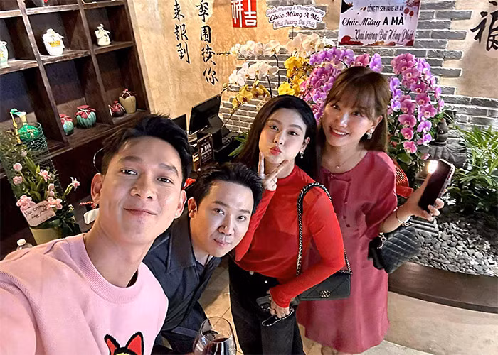 Mới đây, cư dân mạng lại nghi ngờ Trương Quỳnh Anh hẹn hò nam diễn viên Song Luân khi cả hai cùng nhau xuất hiện tại buổi khai trương nhà hàng của Trấn Thành và bị Trấn Thành chọc ghẹo: "Ôi trời ơi, kìa, ai vậy, sao có đôi có cặp quá vậy. Song Luân với Trương Quỳnh Anh đi chung nha quý vị ơi. Em không có nói gì hết nhé, chỉ đi chung thôi".