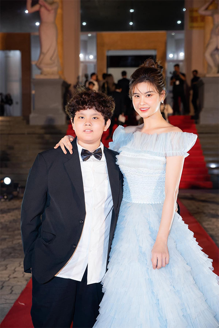 Sau khi chia tay nam ca sĩ Tim, Trương Quỳnh Anh làm mẹ đơn thân và được nhiều người khen là ngày càng trẻ đẹp, nhuận sắc.