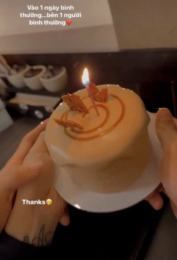 Đầu năm 2023, trong dịp sinh nhật lần thứ 34, nữ diễn viên "Cuộc chiến hoa hồng" úp mở chuyện hẹn hò khi đăng bức ảnh chiếc bánh sinh nhật kèm dòng trạng thái: "Vào 1 ngày bình thường bên 1 người bình thường".