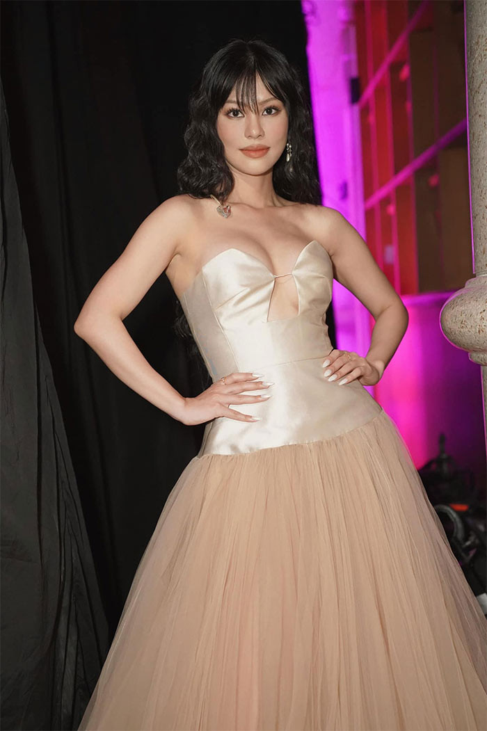 Nữ ca sĩ sinh năm 1989 tốt nghiệp Học viện Âm nhạc Quốc gia Việt Nam, sau đó theo học khoa Thanh nhạc và Biểu diễn Jazz tại Trường Cao đẳng nghệ thuật Lasalle, Singapore.