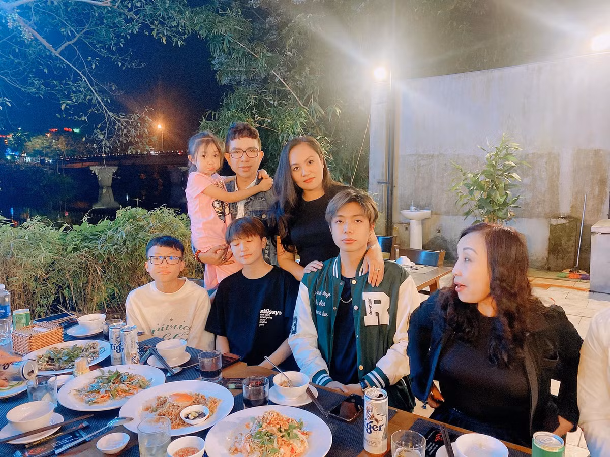 Vũ Long sinh năm 2000, là anh cả, dưới còn có 2 cô em gái và một cậu em trai.