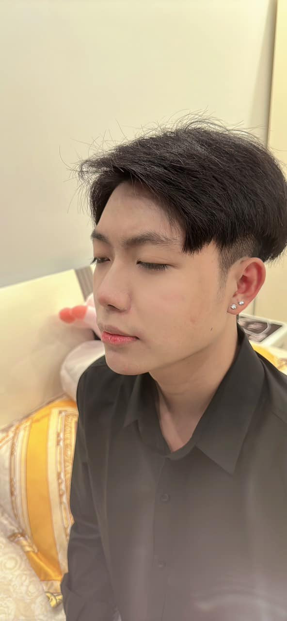 Trong ảnh nam ca sĩ chia sẻ, con trai Long Nhật và bà xã Kim Ngân sở hữu chiếc mũi cao, dung mạo điển trai, nam tính.