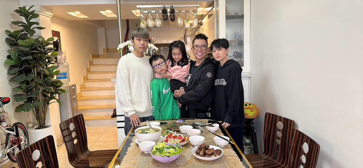 Long Nhật từng tự hào khoe con trai cao 1m80, ngoan ngoãn, tâm lý và rất cưng chiều các em.