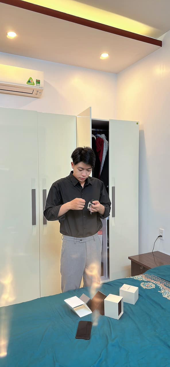 Khác với hình ảnh vài năm trước, quý tử nhà Long Nhật ngày càng chín chắn, bảnh bao.