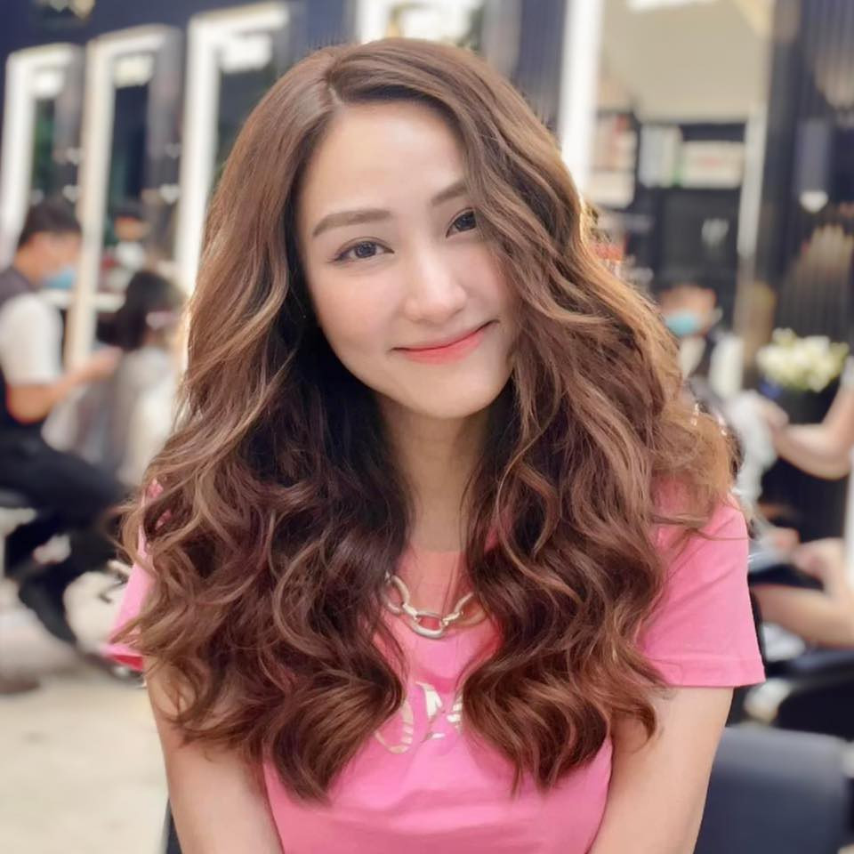 Vẻ ngoài trẻ trung khiến mỹ nhân quê Bình Định được khen như thiếu nữ mới đôi mươi.