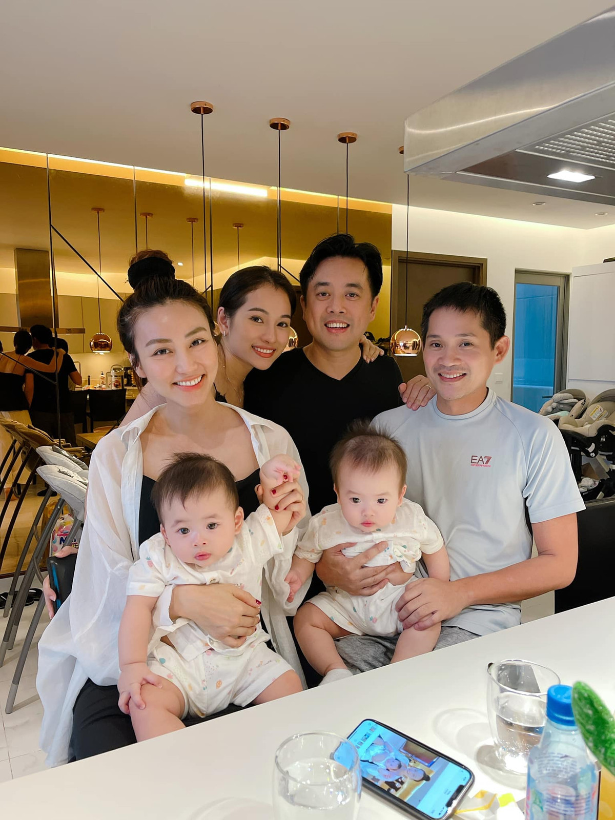 Trở về Việt Nam sau 5 năm sang Singapore du học ngành sản xuất phim, Ngân Khánh thi thoảng góp mặt trong một số sự kiện và gặp gỡ những người bạn trong showbiz.