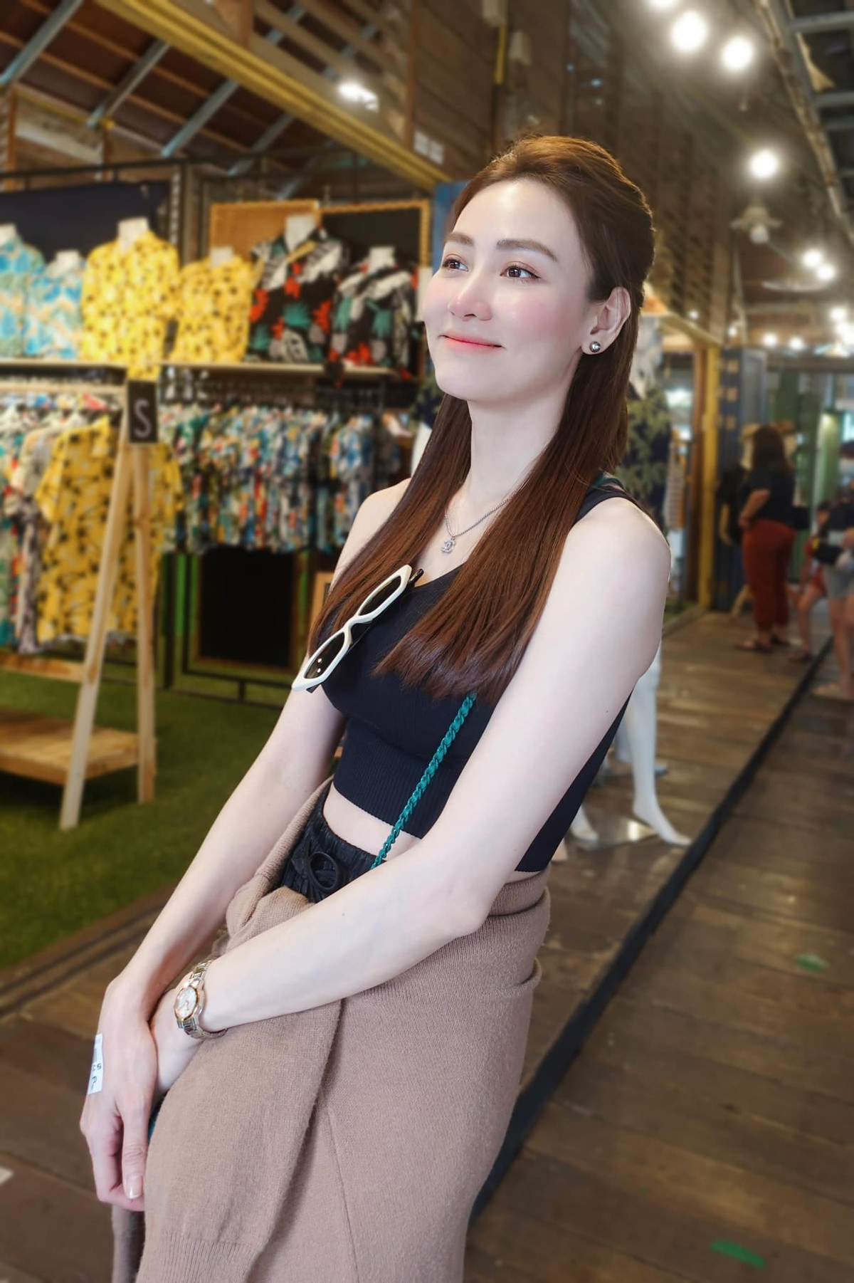 Ngân Khánh từng được đông đảo khán giả biết đến với vai trò là diễn viên, ca sĩ, người mẫu. Từ khi kết hôn với doanh nhân Việt kiều Hà Lan - Đỗ Thiếu Quân vào năm 2015, cô gần như vắng bóng khỏi showbiz.