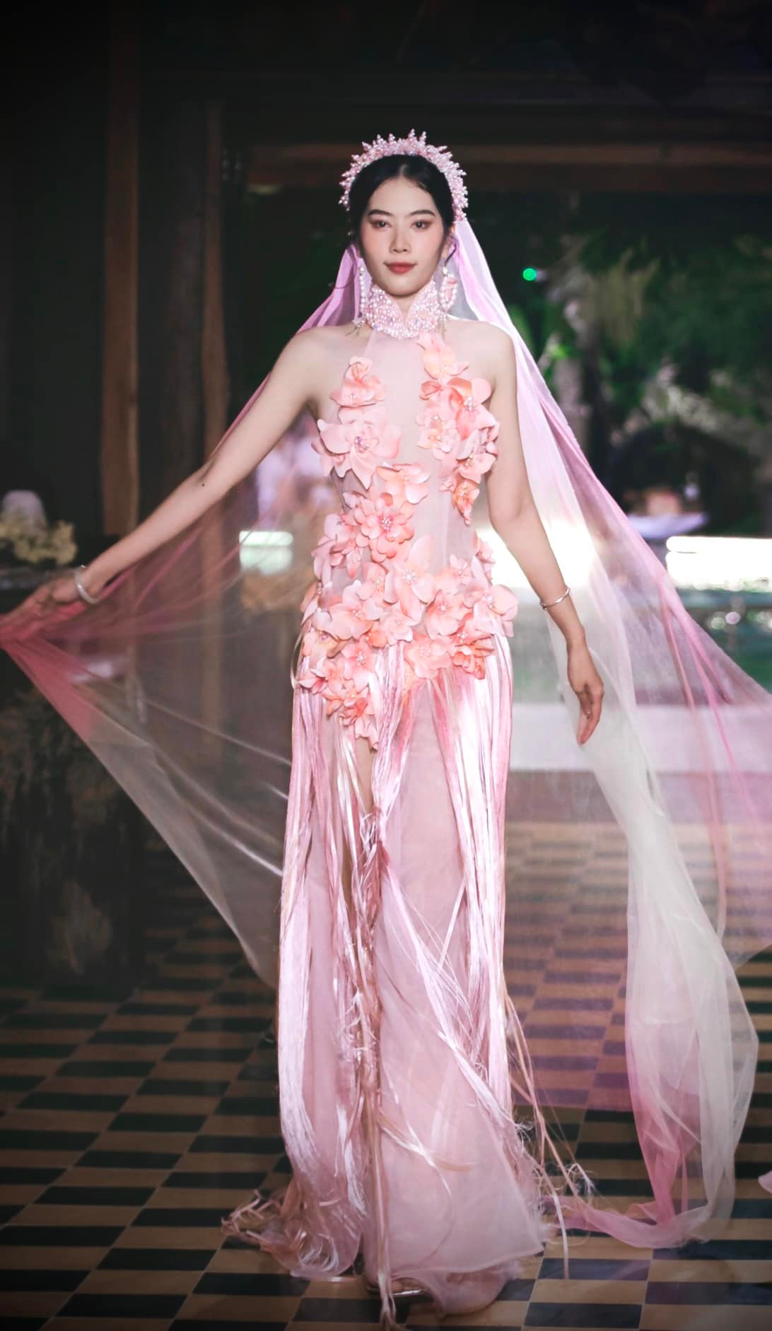 Thời gian qua, Nam Em trở lại với hình ảnh rạng rỡ, tích cực hoạt động nghệ thuật. Gần đây, cô còn bất ngờ khi đăng bức ảnh của người đàn ông giấu mặt, kèm dòng chú thích: "My Husband" (nghĩa: Chồng của tôi).