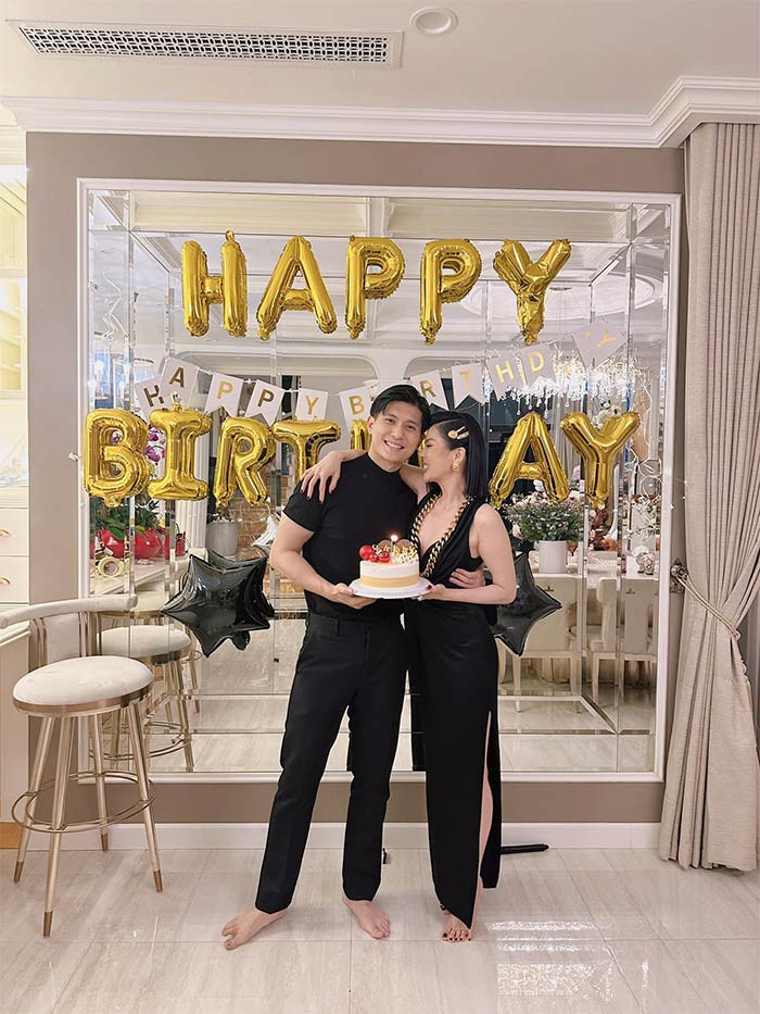 Lâm Bảo Châu tặng người yêu một đôi sandals hàng hiệu đắt tiền dịp sinh nhật lần thứ 42 của cô.