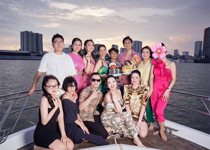 Lệ Quyên tổ chức tiệc sinh nhật lần thứ 42 trên du thuyền cùng người thân và bạn bè.