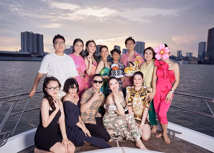 Lệ Quyên tổ chức tiệc sinh nhật lần thứ 42 trên du thuyền cùng người thân và bạn bè.
