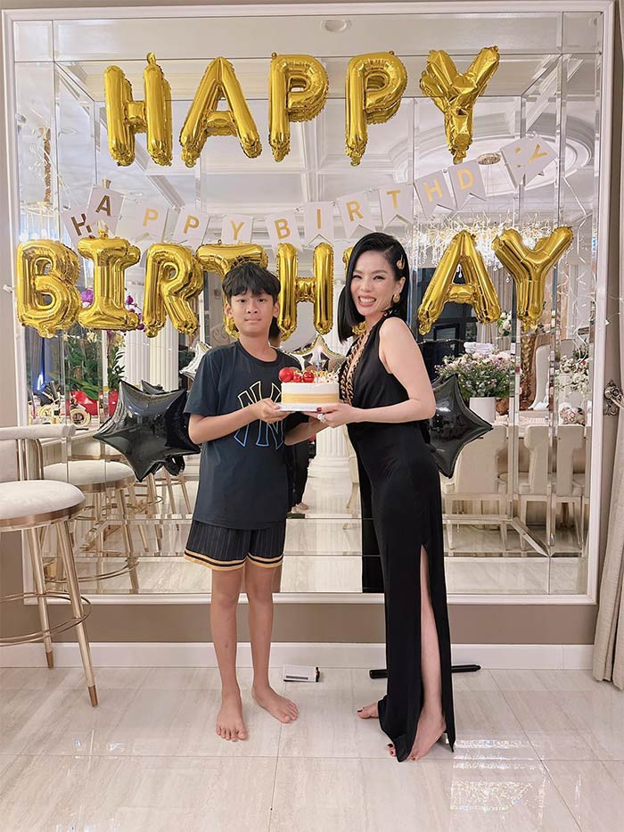 Trước đó, tại nhà riêng, Lệ Quyên đã tổ chức sinh nhật và nhận rất nhiều quà từ tình trẻ, bạn bè.