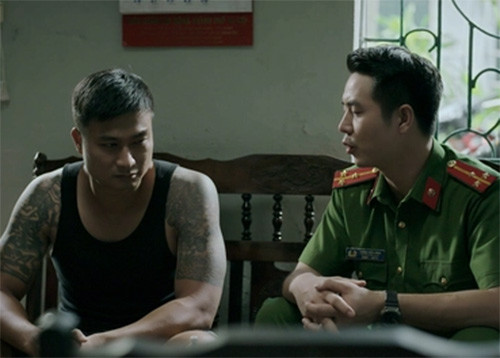 Trong phim "Làng trong phố", diễn viên Đức Hiếu vào vai trưởng công an xã Đông tốt tính. Ngoài đời, anh đang có cuộc sống hôn nhân hạnh phúc với nữ MC xinh đẹp của VTV - Thùy Linh. (Ảnh: VTV)