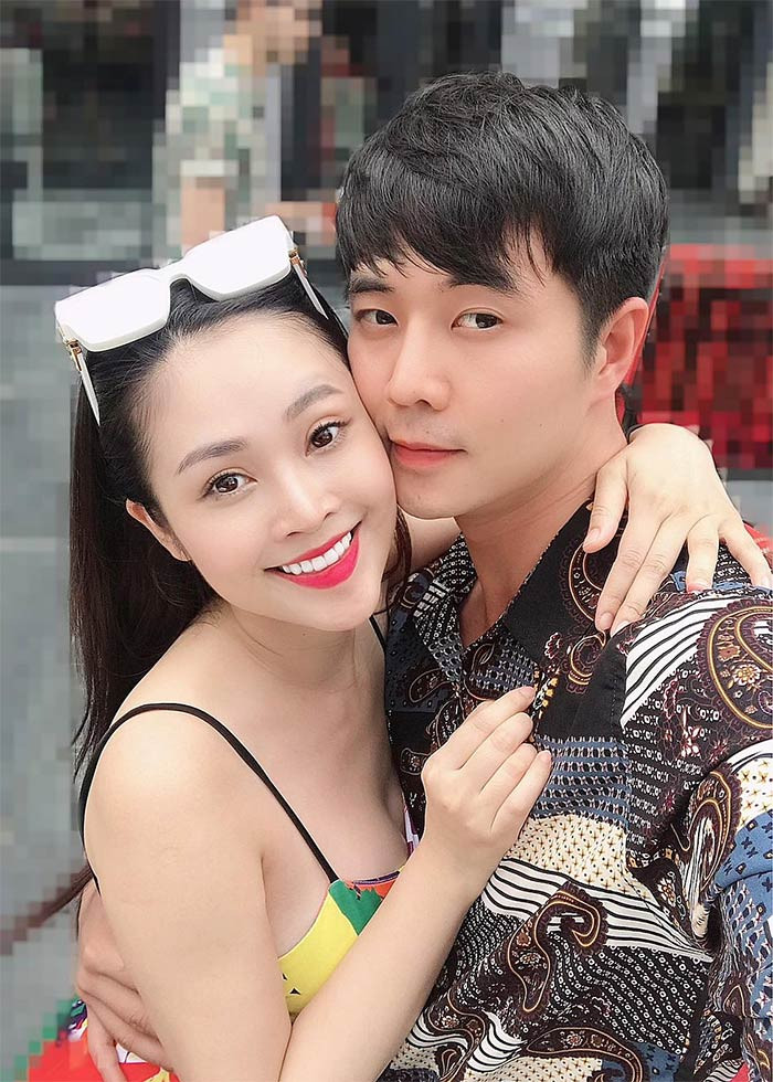 Nam diễn viên "Làng trong phố" cũng tự hào khi có vợ vừa xinh đẹp, tài giỏi lại nổi tiếng.