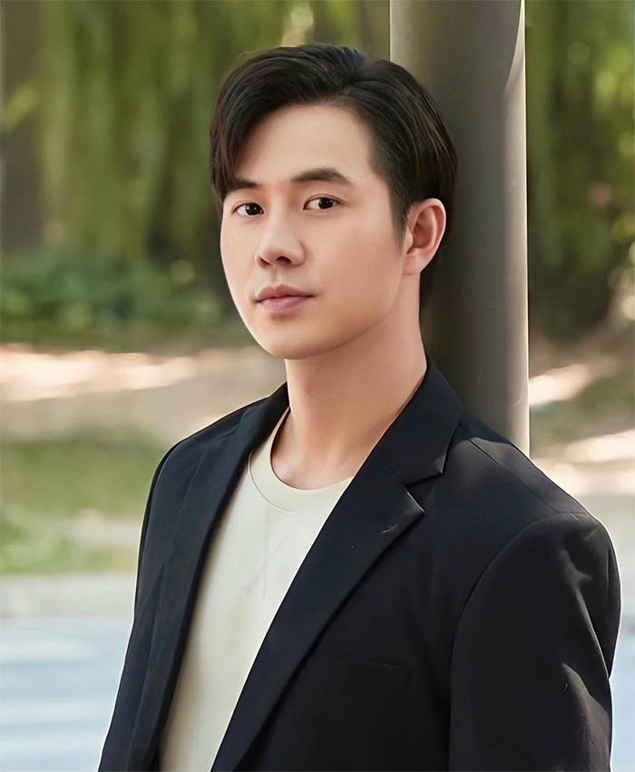 Đức Hiếu sinh năm 1992, được nhiều người biết tới khi vào vai công an Đông trong bộ phim "Phố trong làng" lên sóng năm 2021. Trước đó, Phùng Đức Hiếu góp mặt trong các phim: "Hồ sơ cá sấu", "Bản hùng ca bên sông", "Ngôi nhà hạnh phúc"...