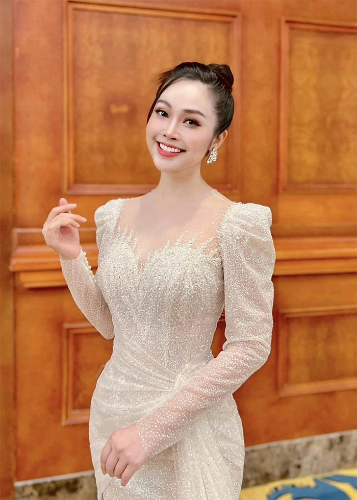 MC Thùy Linh sinh năm 1987, được nhiều khán giả yêu mến qua các chương trình như "Bài hát yêu thích", "Muôn màu showbiz", "Giai điệu kết nối"...