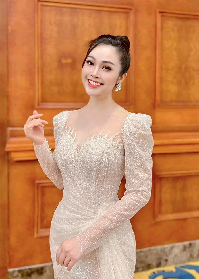 MC Thùy Linh sinh năm 1987, được nhiều khán giả yêu mến qua các chương trình như "Bài hát yêu thích", "Muôn màu showbiz", "Giai điệu kết nối"...