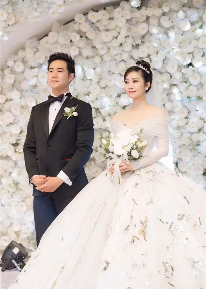 Sau 5 năm yêu nhau, cuối năm 2020 Đức Hiếu và Thùy Linh tổ chức đám cưới. Mặc dù kém vợ 5 tuổi nhưng trong mắt Thùy Linh, Đức Hiếu là người chồng chững chạc, chín chắn và rất yêu chiều vợ.