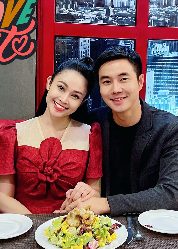 Trên trang cá nhân cả hai thường khoe những khoảnh khắc tình tứ bên nhau. Nữ MC sinh năm 1987 còn khiến cư dân mạng ghen tị khi khoe được chồng chăm sóc chu đáo khi ốm. "Vợ ơi, cơm anh nấu rồi. Canh khi nào em ăn đun lại cho hành vào ăn cho ngon nhé. Trứng luộc chín rồi, anh để ở bếp cho nóng. Về em ăn thêm sườn sụn nhé", Thùy Linh khoe tin nhắn chồng gửi cho mình.
