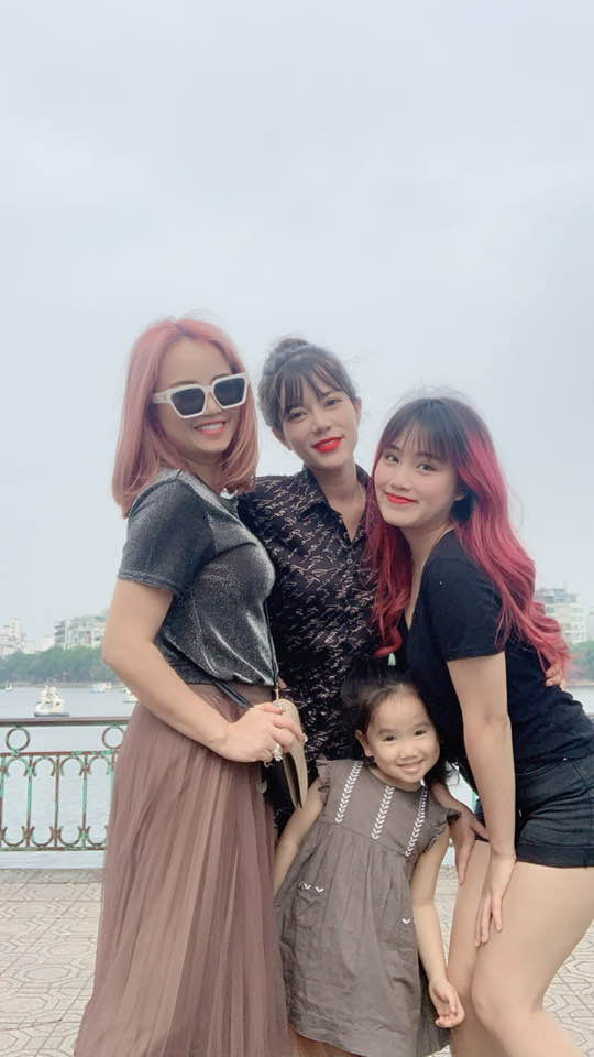 Hoàng Yến được khen trông như "chị em" khi chụp ảnh chung cùng hai con gái lớn.