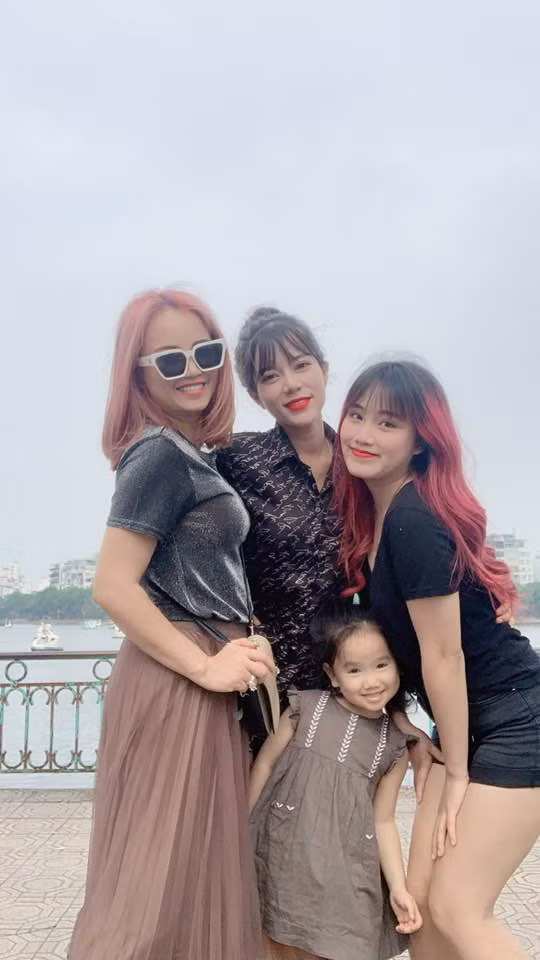 Hoàng Yến được khen trông như "chị em" khi chụp ảnh chung cùng hai con gái lớn.