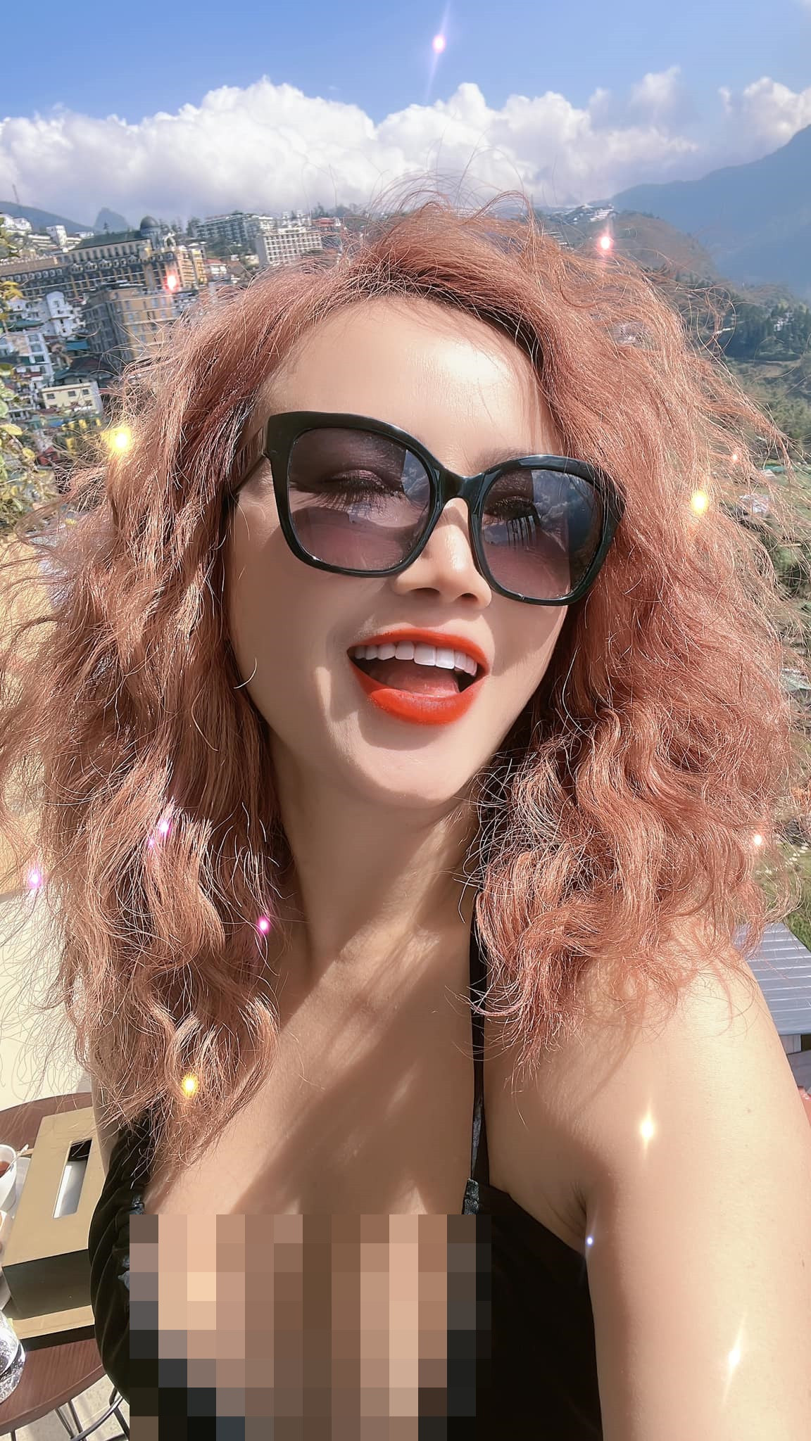 Bà mẹ 3 con từng thừa nhận phẫu nâng mũi và ngực để hoàn thiện nhan sắc.