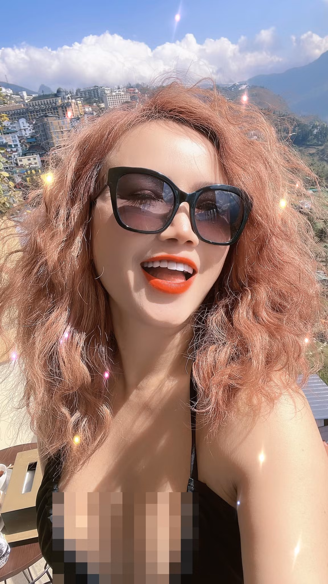 Bà mẹ 3 con từng thừa nhận phẫu nâng mũi và ngực để hoàn thiện nhan sắc.