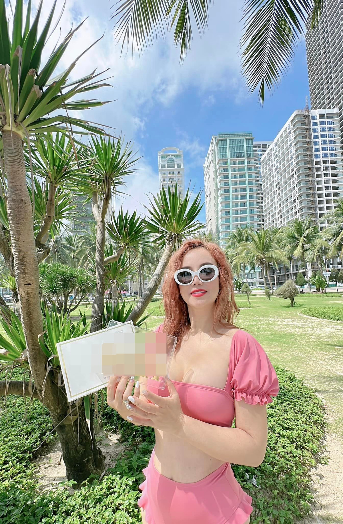 Biết chăm chút cho bản thân nên dù đang ở độ tuổi U50 nữ diễn viên vẫn trẻ trung, vóc dáng thon thả và quyến rũ khiến gái trẻ cũng phải "phát ghen".