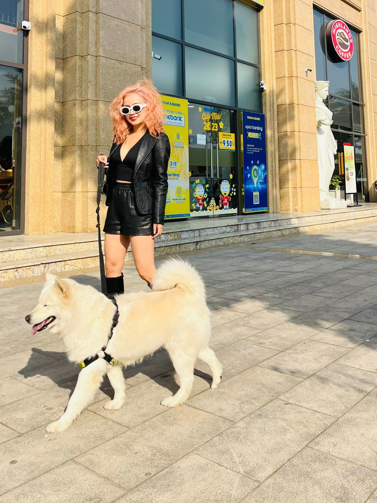 Dù ở tuổi trung niên nhưng "cô Xuyến" 4 đời chồng lại chuộng phong cách tươi trẻ và gợi cảm với những trang phục cắt cúp táo bạo, ôm sát khoe tối đa vẻ đẹp hình thể.