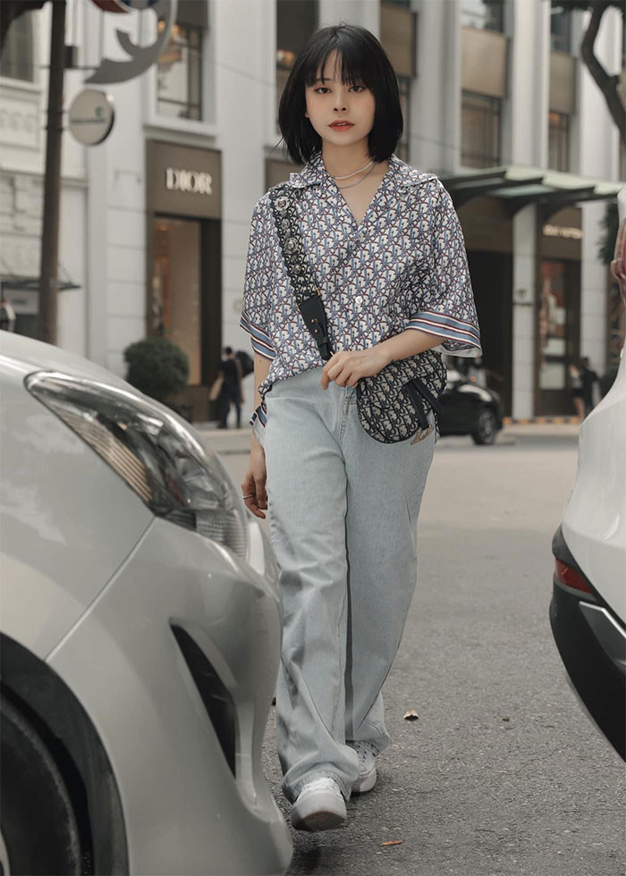 Người đẹp 26 tuổi đang kinh doanh thời trang ở Hà Nội.