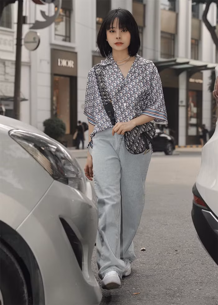 Người đẹp 26 tuổi đang kinh doanh thời trang ở Hà Nội.