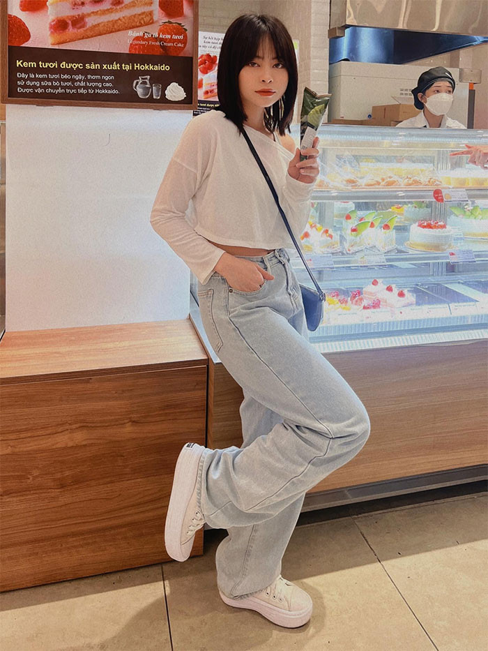 Vóc dáng nhỏ con nên nhìn Trang Ngân lúc nào cũng trẻ trung, nhí nhảnh như cô sinh viên năm nhất.