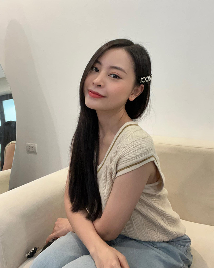 Không có lợi thế chiều cao nhưng người đẹp sinh năm 1997 lại gây ấn tượng nhờ khuôn mặt tươi tắn, rạng rỡ.